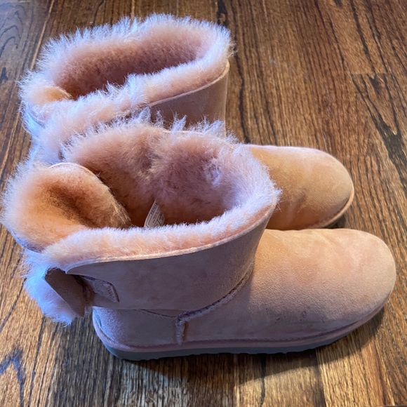 Uggs - Little Girl Soft Pink Bailey Boots w/ Bows - Picture 2 of 6